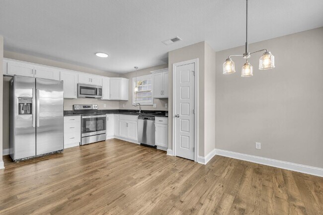 Building Photo - Charming 3 Bedroom Home with 2 Full Baths in Clarksville, TN - Don't Miss Out!