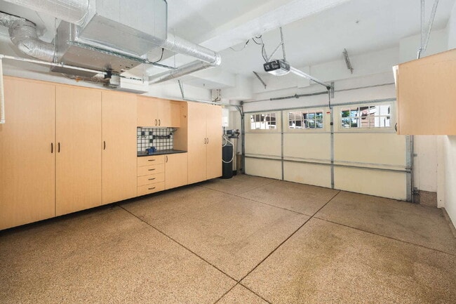 Building Photo - Enjoy the Live/Workspace Life Style Close ...