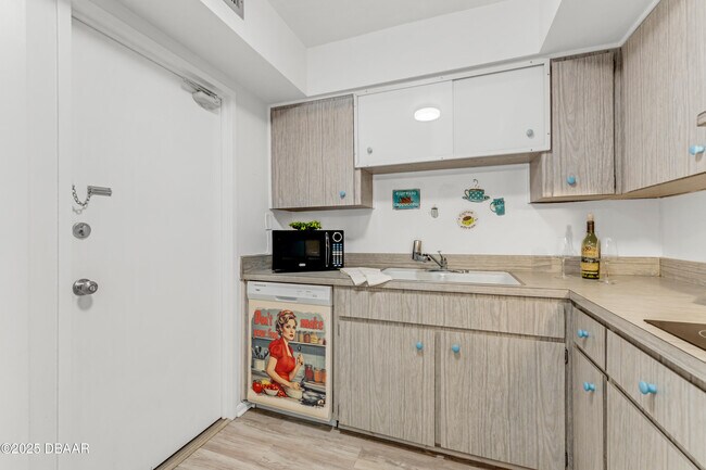 Building Photo - 1224 S Peninsula Dr