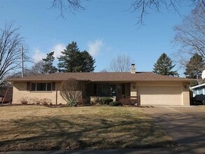 Building Photo - 3-bedroom, 2-bath home on Janesville’s East Side