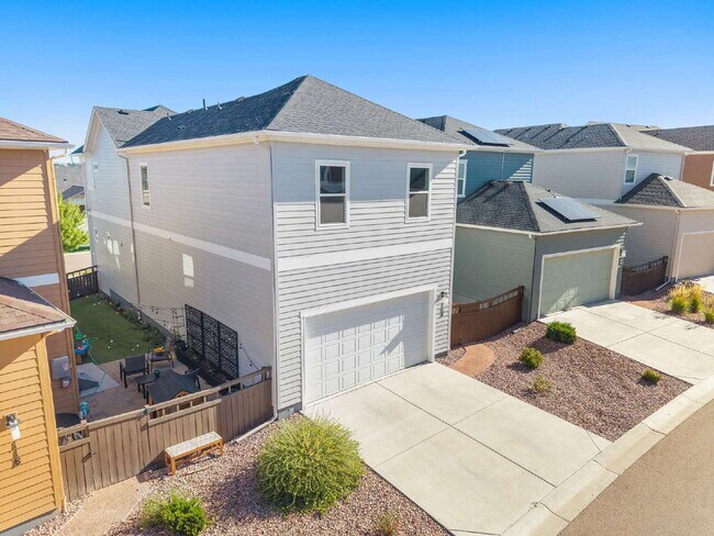 Building Photo - Modern 4 Bedroom, 2 Bathroom Westside Home with Balcony Views of Garden of the Gods!