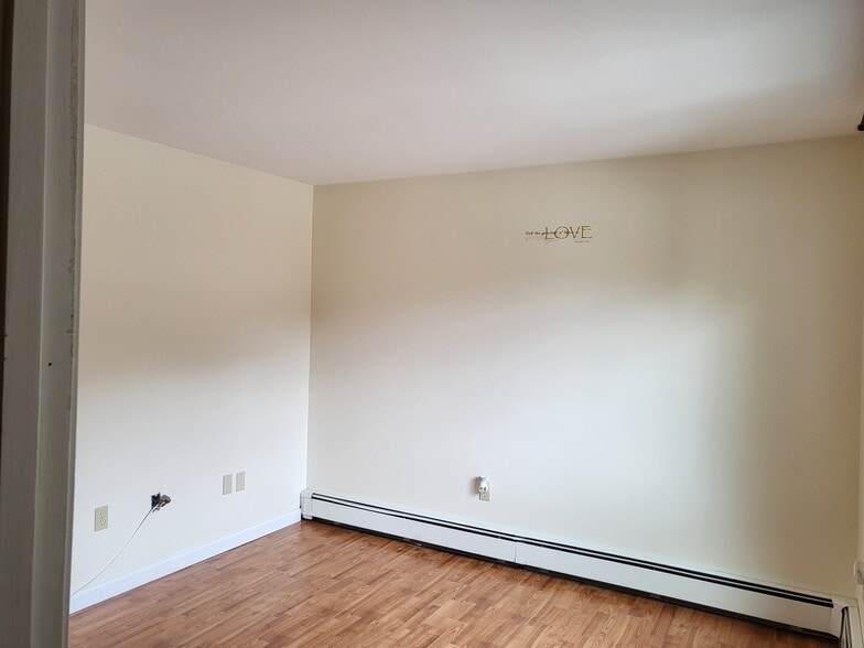 Building Photo - 378 Portland Rd