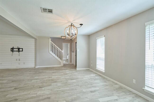 Building Photo - 725 River Plantation Dr