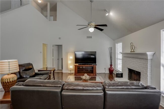 Building Photo - 4201 E Meadow Dr
