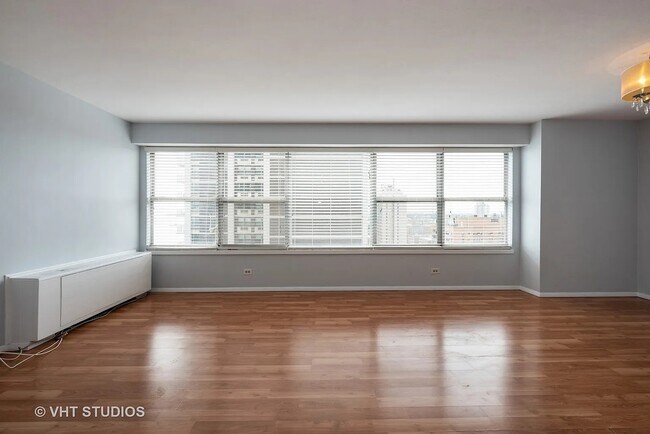 Building Photo - 6157 N Sheridan Rd