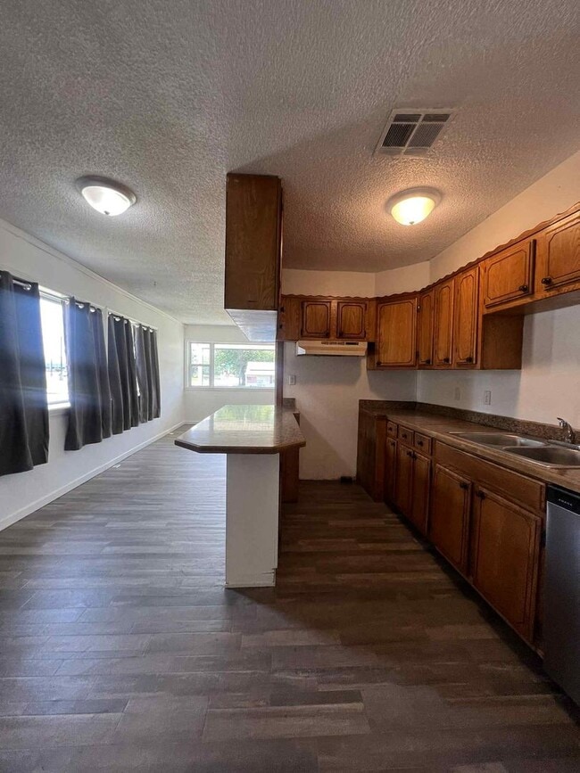 Building Photo - Newly Remodeled 3 Bedroom / 2 Bathroom Hom...