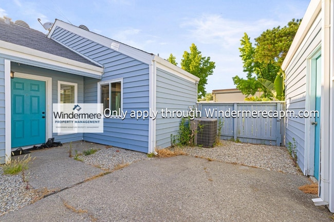 Building Photo - Beautiful Townhome in Orangvale