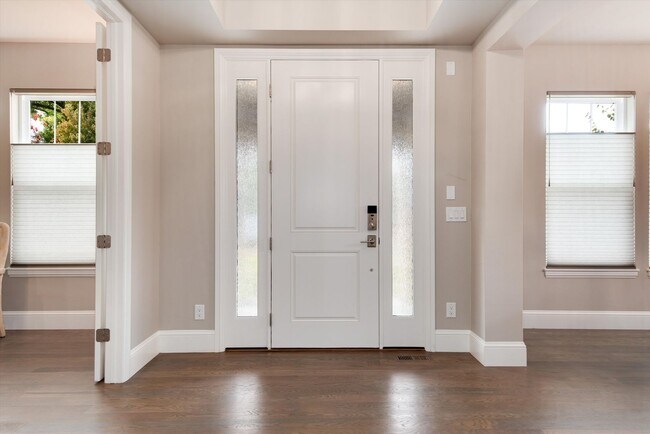 Building Photo - Furnished Home - Move in Ready!