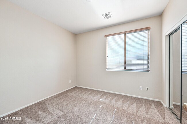 Building Photo - 1543 E Nightingale Ln
