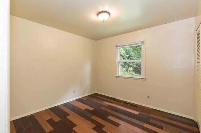 Building Photo - 817 S Plum St