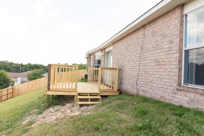 Building Photo - 236 Trish Dr
