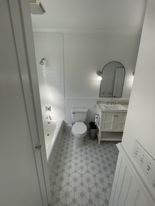 Building Photo - 4 Bd 3 Ba House