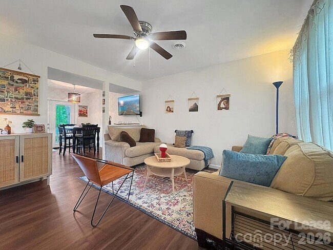 Building Photo - 902 Creekside Dr