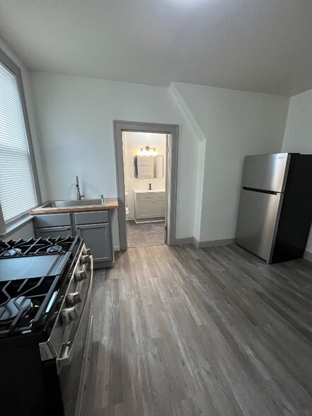 Building Photo - 1342 W 69th St