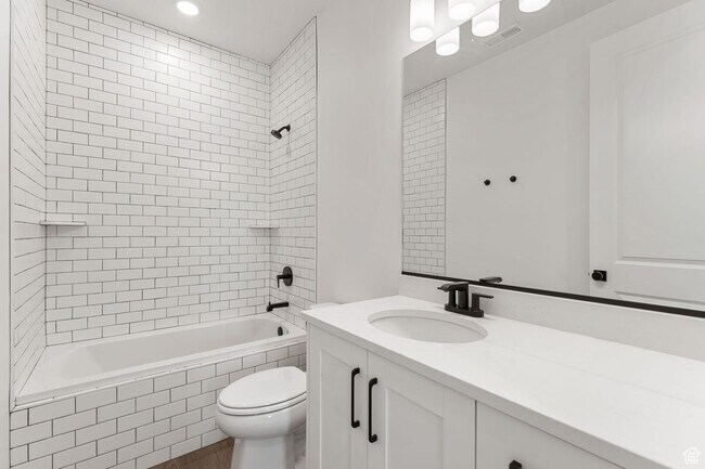 Building Photo - Brand New Holmes Home