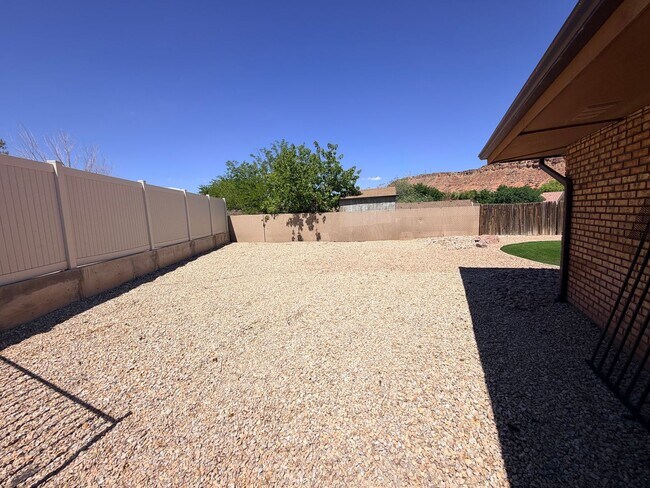 Building Photo - Beautifully remodeled 4 bedroom home with fully fenced backyard in Bloomington Hills with RV parking