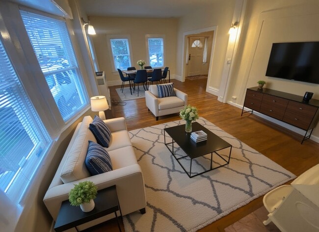 Building Photo - Advent - Gorgeous 5 Bedroom Home With Front/Backyard, Driveway & Washer/Dryer!