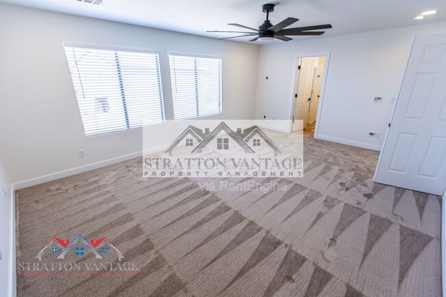 Building Photo - 484 E Cheyenne Rd