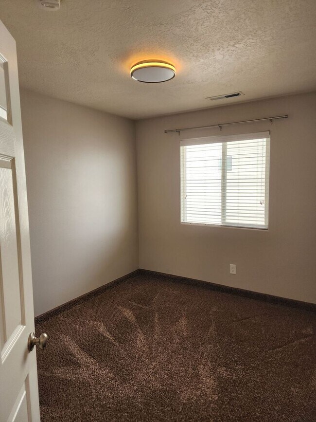 Building Photo - Charming Townhome