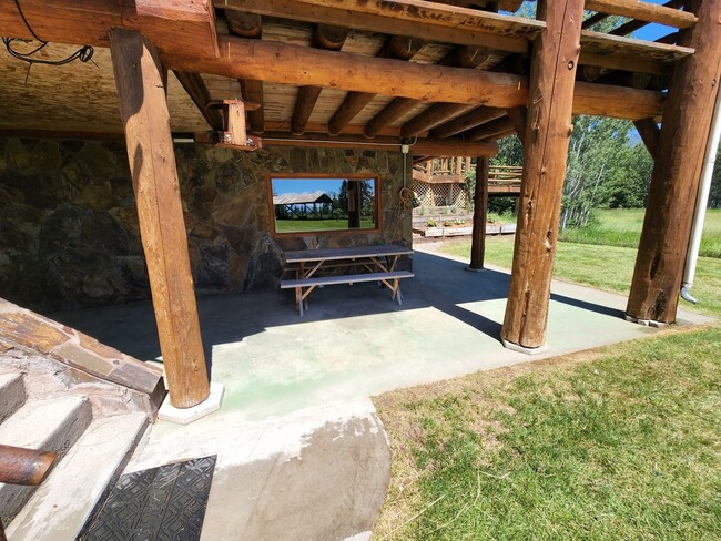 Building Photo - Wildlife abundant, log 2bdrm/1ba lower apa...