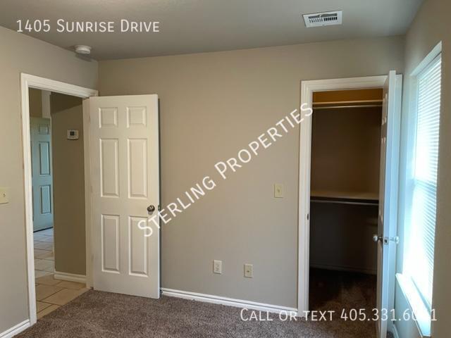 Building Photo - 1405 Sunrise Dr