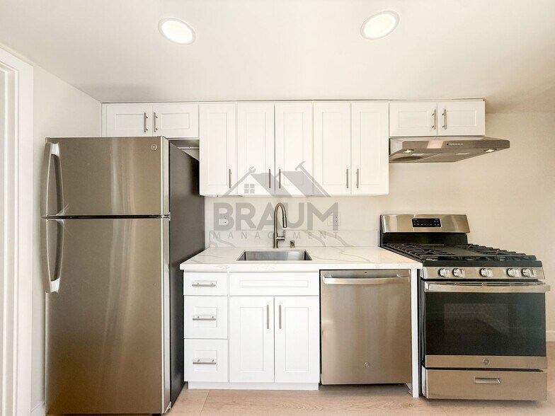 Building Photo - 15634 Leadwell St