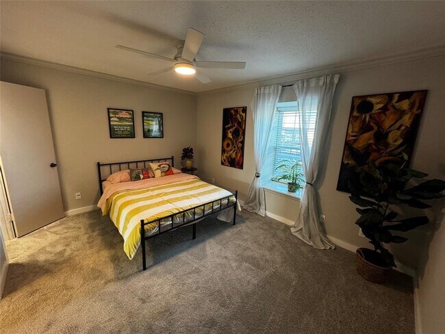Building Photo - 2425 Ashdale Dr