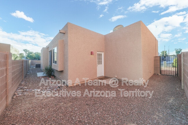 Building Photo - 2927 N Cardell Cir