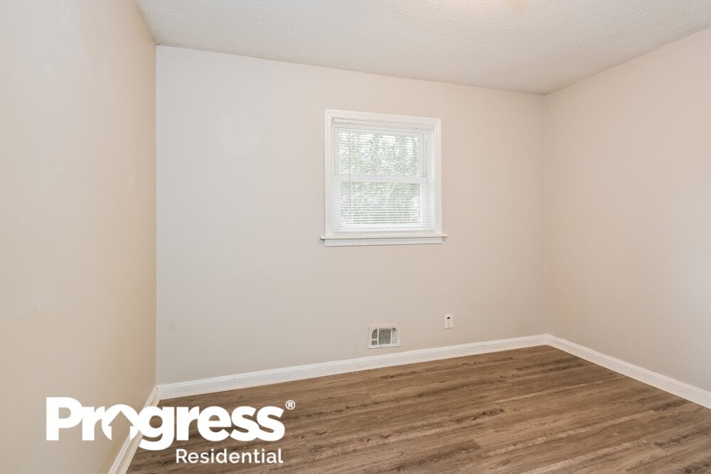 Building Photo - 643 Milford Dr SW