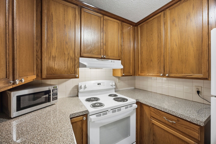 Building Photo - 943 Ferncliff Rd NE