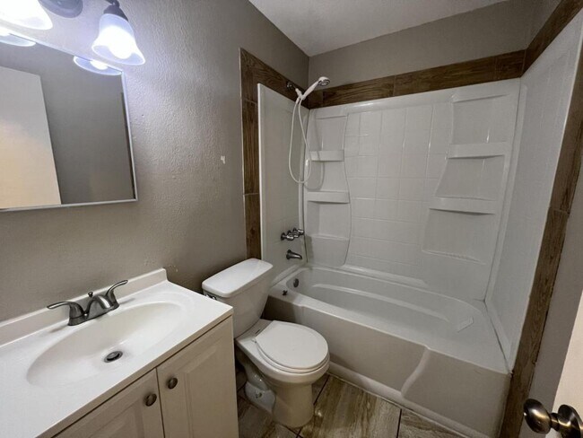 Building Photo - 806 Sandy Ct