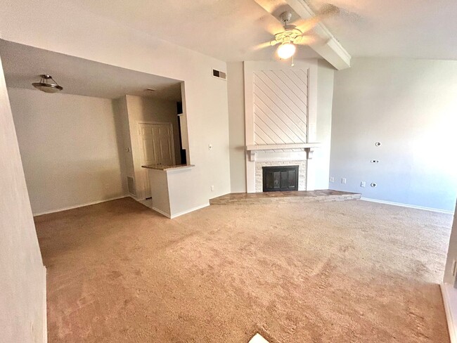 Building Photo - Centrally Located 2 Bed 1 Bath Condo