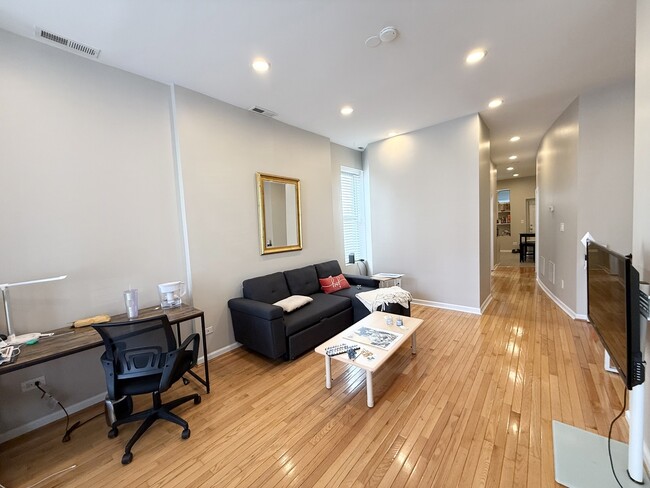 Building Photo - 1905 W Huron St