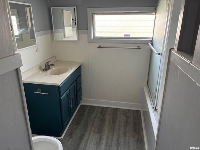 Building Photo - 901 NE Glen Oak Ave