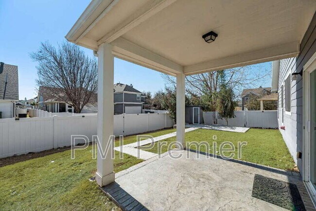 Building Photo - 9004 Blackstone Dr