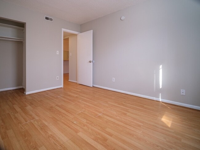 Building Photo - 2609 Eastway Dr