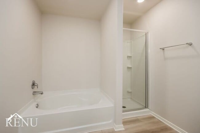 Building Photo - 10421 Sweetwater Creek Dr