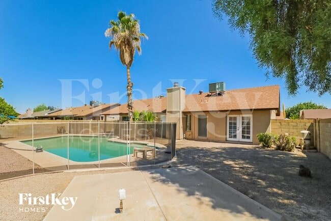 Building Photo - 6015 W Poinsettia Dr
