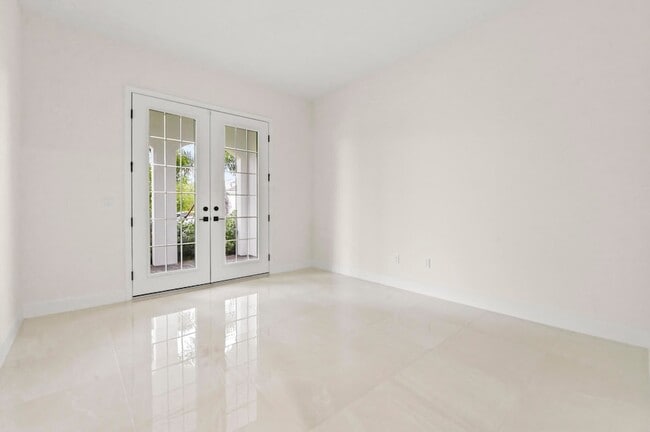 Building Photo - 15030 Wildwood Cir