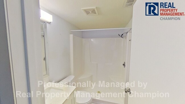 Building Photo - 2 BD/2 BA Ground Floor Condo in Holly Tree w/Community Pool