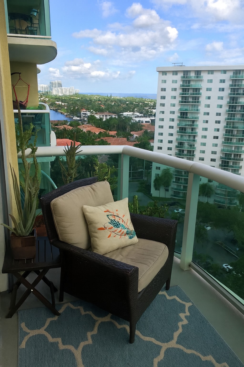 Large balcony - 19390 Collins Ave