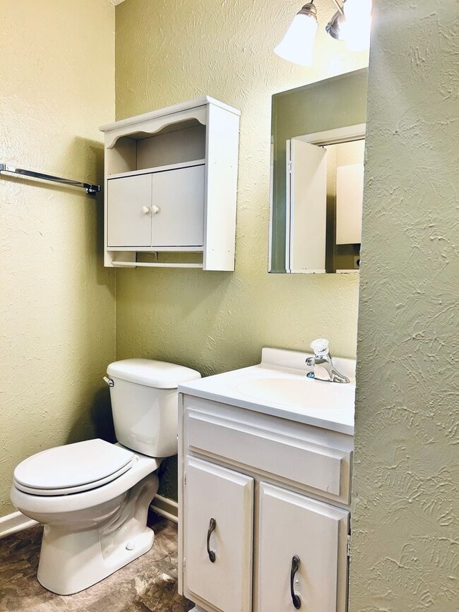 Building Photo - Cute Single Family Home, Great Location