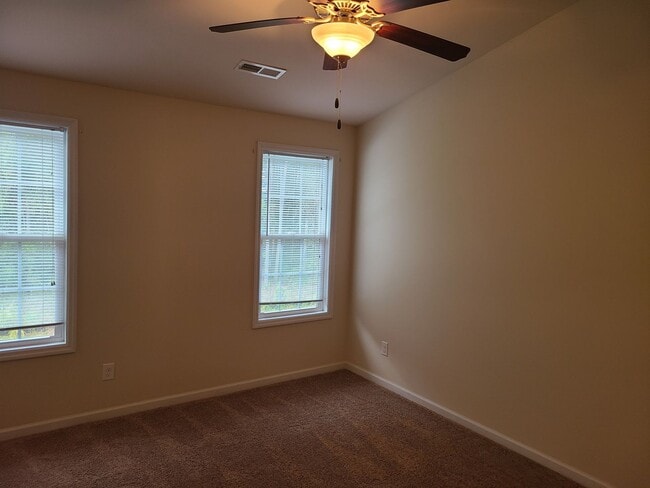 Building Photo - 2 bedroom, 2.5 bath unfurnished townhouse in Holly Ridge - Beacon Woods Community
