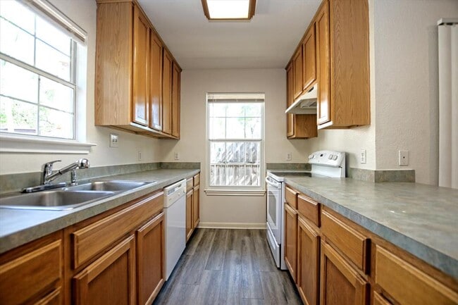 Building Photo - 101 S Mockingbird Cir