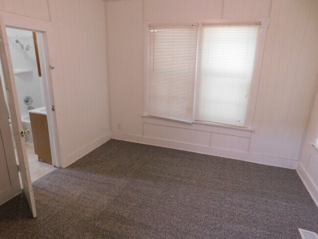 Building Photo - 2 Bedroom 1 Bath Home in El Dorado