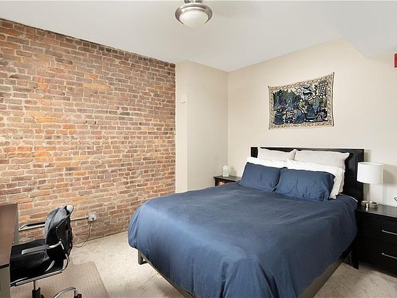 Building Photo - "Spacious 3-Bed Oasis with Granite Eleganc...