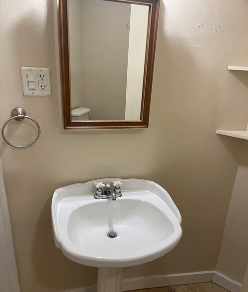 Building Photo - 684 Bennett St