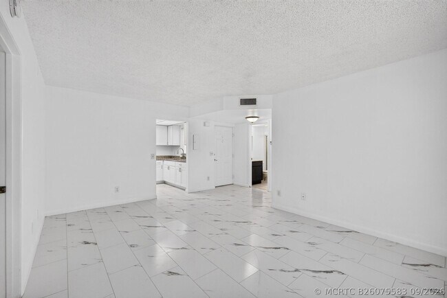 Building Photo - 1628 SE Green Acres Cir