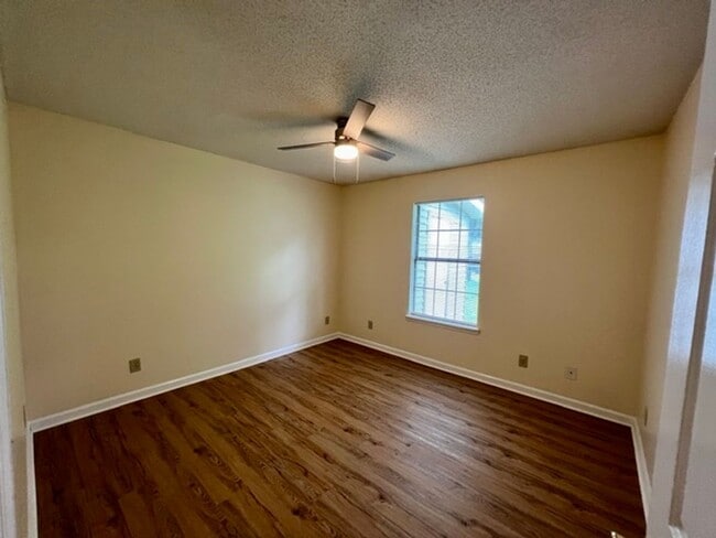 Building Photo - 3x2 Cottage Style Duplex, South Murfreesboro