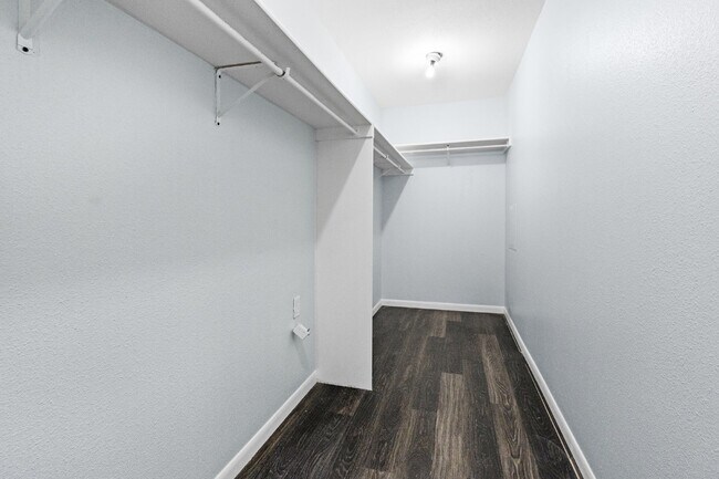 Building Photo - 16074 Walnut Creek Dr
